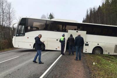 Туристический автобус в Карелии при развороте съехал с дороги, никто не пострадал