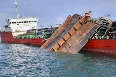 Поврежденный взрывом танкер в Азовском море доставлен в порт в Крыму