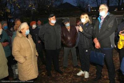 Власти Рязани встретились с жильцами аварийного дома в Строителе