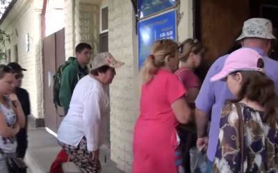 Обездоленные крымчане массово ринулись за украинскими паспортами: "Тут все рухнуло"