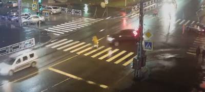 Пешеходу, переходившему улицу на зеленый в Петрозаводске, пришлось спасаться от автомобиля (ВИДЕО)