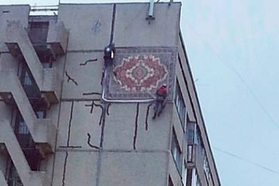 Российскую многоэтажку решили залатать ковром