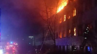 Крупный пожар вспыхнул на территории завода «Серп и Молот» в Москве