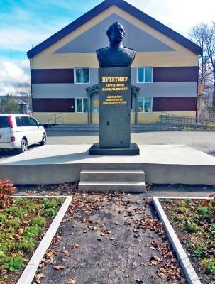 Бюст адмирала Путятина в Ново-Александровске капитально отремонтировали