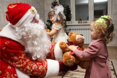 Петербуржцы рискуют пригласить к себе домой зараженных коронавирусом Деда Мороза и Снегурочку