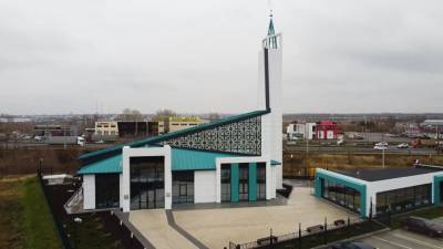 Мечеть в стиле хай-тек открыли для прихожан в Набережных Челнах.