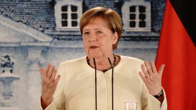 Оппозиционные депутаты перебили Меркель во время выступления в бундестаге