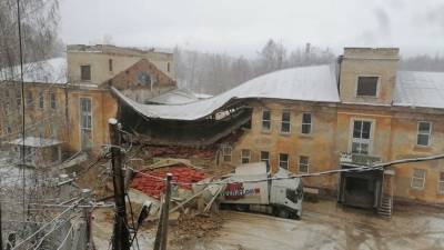 Здание овощехранилища рухнуло в Свердловской области — видео