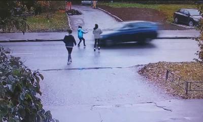 Очевидцы в Петербурге сняли на видео "сальто" девочки, которую сбила машина