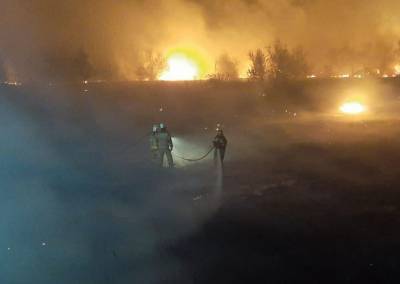 Выгорело 2 га: ночью на окраине хутора Обуховка потушили ландшафтный пожар