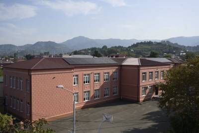 В Батуми на крыше школы установили солнечные батареи