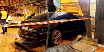 На Золотых воротах в Киеве автомобиль вылетел на тротуар и сбил пешехода