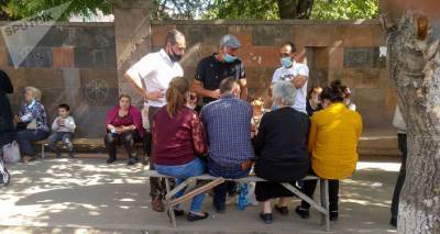 "Lox lava. Родители раненых солдат ждут новостей у госпиталя в Ереване, но они не одни