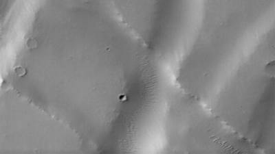 Нейросеть помогла NASA обнаружить свежие кратеры на поверхности Марса