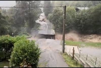 Во Франции из-за проливных дождей рухнул мост