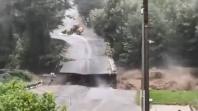 Во Франции из-за разгула стихии обрушился автомобильный мост