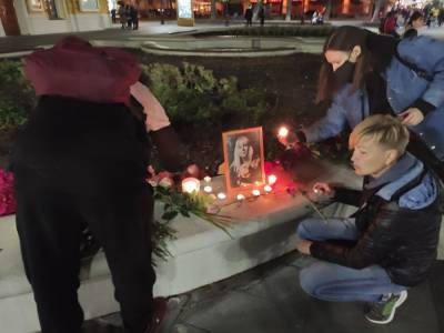 Нижегородцы вышли на стихийное шествие памяти журналистки Ирины Славиной