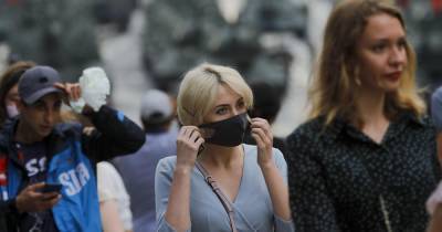 Россиянам напомнили, какой стороной носить маску