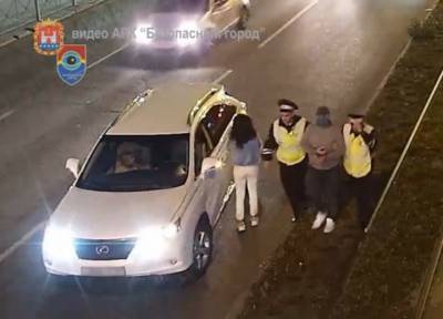 Заложники в машине, ребенок под прицелом: в Калининграде преступник захватил машину