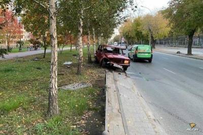 Машина в хлам: на Красном проспекте Новосибирска Lada влетела в забор