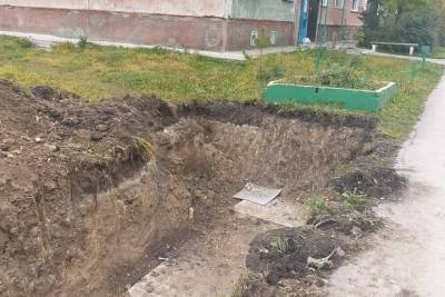 Яма глубиной 2 метра тревожит жителей города под Новосибирском