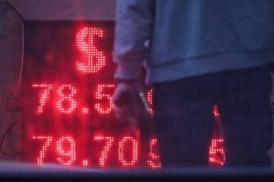 Оценено влияние ослабления рубля на кредиты и вклады
