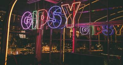 Роспотребнадзор выявил нарушения мер профилактики COVID-19 в ночном клубе Gipsy
