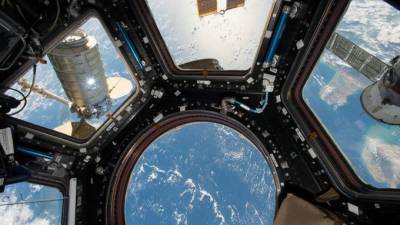 Камера GoPro сняла "протекающий" отсек модуля "Звезда" на МКС