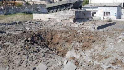 Снаряд угодил в военную часть ремонтной батареи Степанакерта — видео