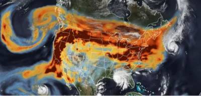 Спутник NASA заснял дым пожаров и ураганы над США