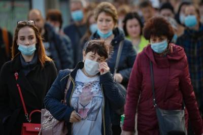 Дилемма пандемии: россиянам объяснили, какой стороной нужно носить маску