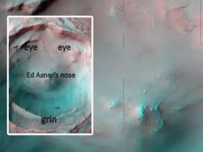 Аппарат запечатлел «ухмыляющееся лицо» на поверхности Марса