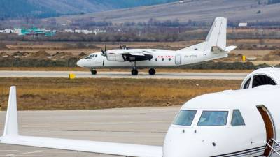 Самолет Ан-24 совершил экстренную посадку в Якутске из-за отказа двигателя