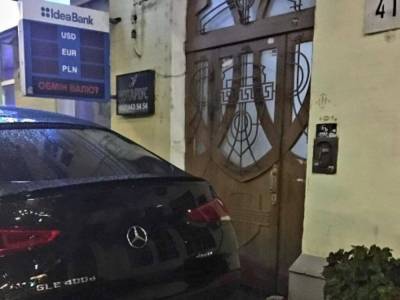 В центре Киева «герой парковки» на элитном Mercedes усложнил жизнь мамам с колясками