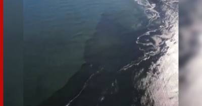 Масштабы загрязнения воды на Камчатке показали с вертолета: видео
