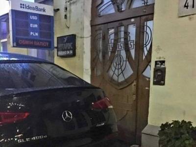 В центре Киева замечен очередной «герой парковки» на элитном Mercedes (ФОТО)