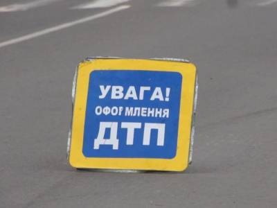 Под Киевом Mercedes врезался в микроавтобус и отбойник