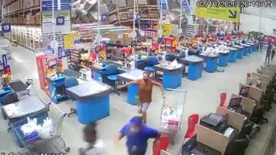 Погибший и пострадавшие: фатальное обрушение стеллажей в гипермаркете попало на видео