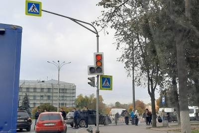 Две иномарки столкнулись на площади Ленина в Пскове