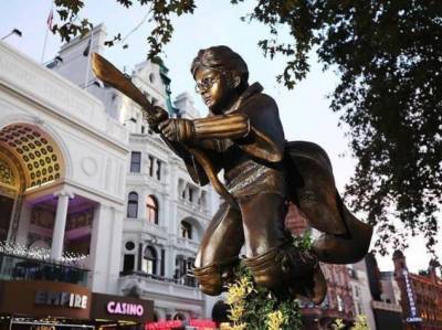 В Лондоне установили статую Гарри Поттера на метле