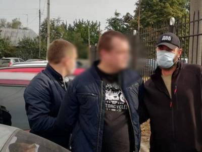 В Черкассах у здания полиции задержали сбытчика наркотиков