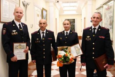 Петербургских полицейских наградили за спасение горожан