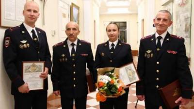 В Петербурге наградили двух полицейских