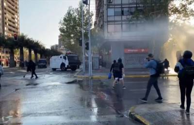 В Чили возобновились массовые протесты и столкновения с полицией