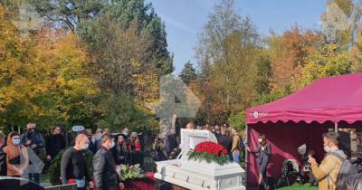 Похоронили в белом гробу: сотни людей простились с Тесаком