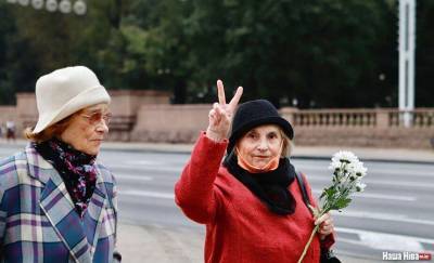 Сотни женщин вышли на улицу с цветами в руках. В Минске прошла очередная субботняя акция — фото