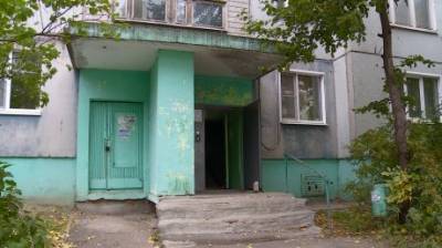 Лестница в доме на улице Кижеватова калечит жильцов