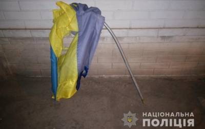 В Харькове подросток надругался над флагом Украины