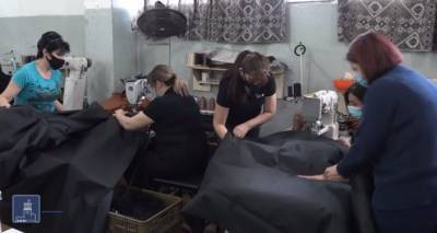 На фабрике по производству сумок в Армении научились шить спальные мешки для солдат