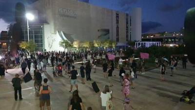 Десятки митингов против Нетаниягу: нападения в Тель-Авиве и Хайфе